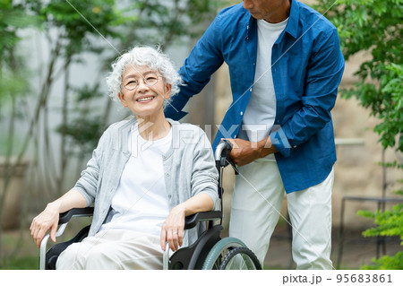 シニア夫婦　車椅子　老老介護 95683861