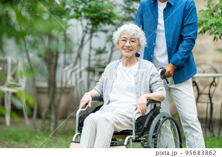 シニア夫婦　車椅子　老老介護 95683862