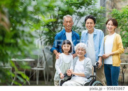 三世代家族　介護 95683867