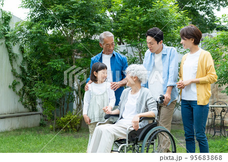 三世代家族 介護 三世代家族 介護 95683868