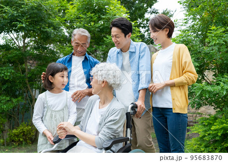 三世代家族　介護 95683870