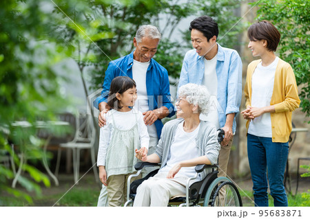 三世代家族　介護 95683871