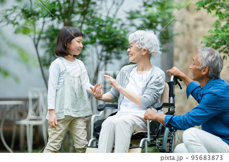 三世代家族　介護　子供 95683873