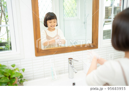 洗面所で手を洗う小学生の女の子 95683955