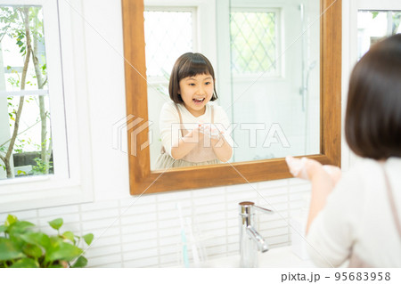 洗面所で手を洗う小学生の女の子 洗面所で手を洗う小学生の女の子 95683958
