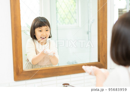 洗面所で手を洗う小学生の女の子 洗面所で手を洗う小学生の女の子 95683959