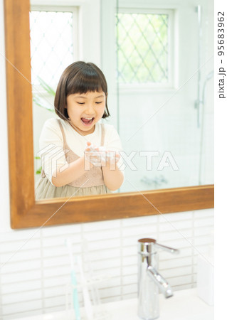 洗面所で手を洗う小学生の女の子 洗面所で手を洗う小学生の女の子 95683962