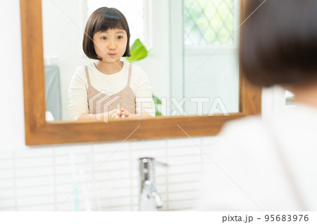 洗面所で手を洗う小学生の女の子 95683976