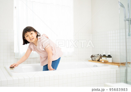 お風呂掃除を手伝う女の子 お風呂掃除を手伝う女の子 95683983