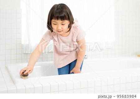 お風呂掃除を手伝う女の子 お風呂掃除を手伝う女の子 95683984