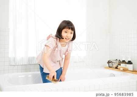 お風呂掃除を手伝う女の子 95683985
