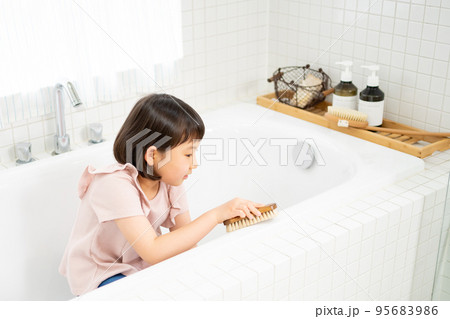 お風呂掃除を手伝う女の子 95683986