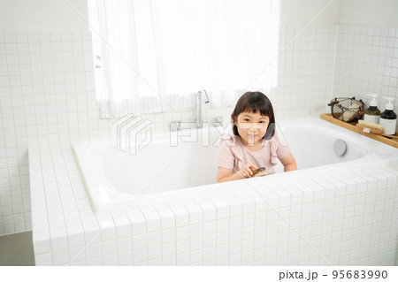お風呂掃除を手伝う女の子 お風呂掃除を手伝う女の子 95683990