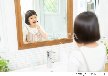 歯みがきをする女の子 歯みがきをする女の子 95683991