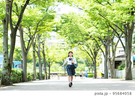 女子中学生 通学 制服 女子中学生 通学 制服 95684058