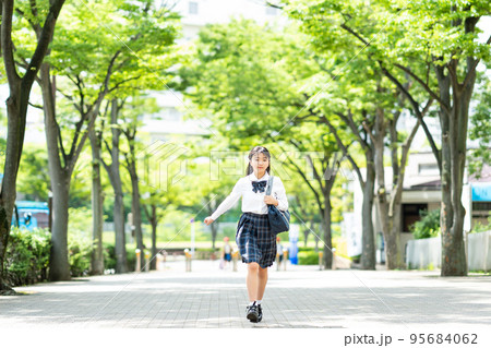 女子中学生 通学 制服 女子中学生 通学 制服 95684062
