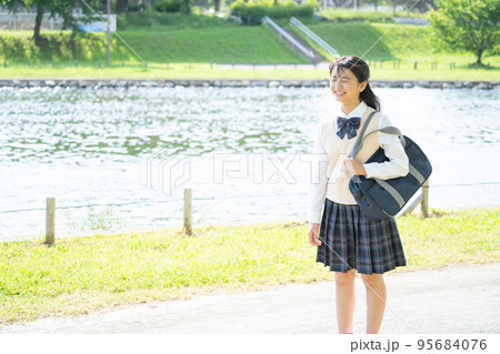 通学する制服姿の女子中学生 通学する制服姿の女子中学生 95684076