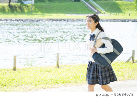 通学する制服姿の女子中学生　 95684078