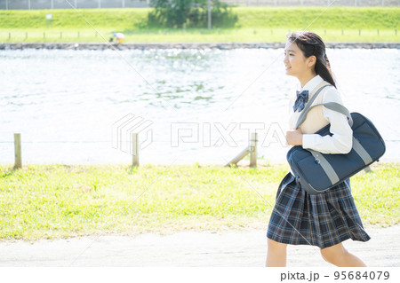 通学する制服姿の女子中学生　 95684079