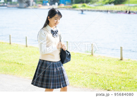 女子中学生　通学 通学する制服姿の女子中学生 の写真素材 [95684080] - PIXTA