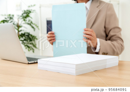 デスクワークで書類を用意するミドル女性のビジネスウーマン 95684091