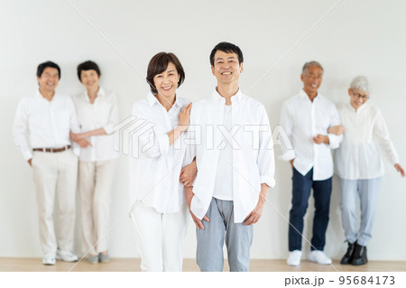 ミドル世代　シニア世代　カップル 95684173