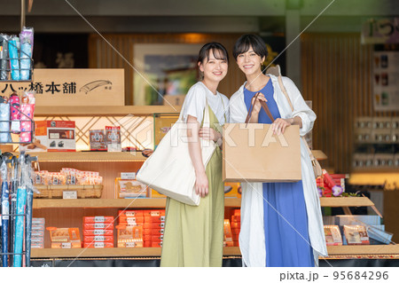 女子旅　買い物　旅行 95684296