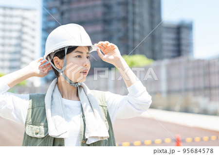建設現場で働く女性作業員 95684578