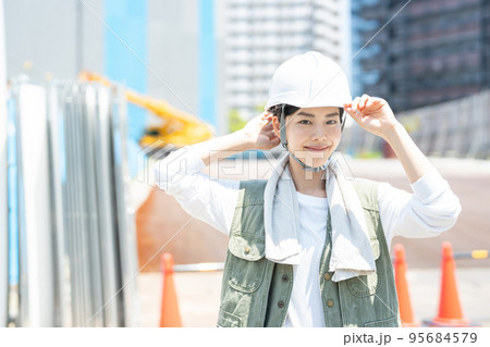 建設現場で働く女性作業員 95684579