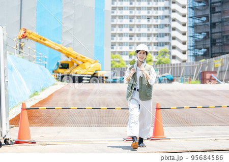 建設現場で働く女性作業員 建設現場で働く女性作業員 95684586