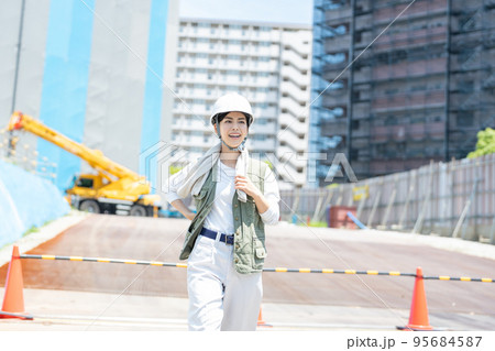 建設現場で働く女性作業員 建設現場で働く女性作業員 95684587