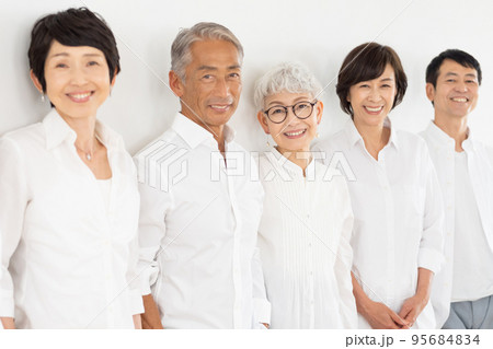ミドル世代　シニア世代の男女 95684834