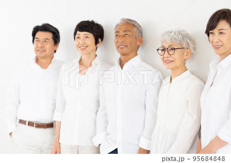 ミドル世代　シニア世代の男女 95684848