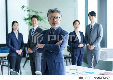 事務所で働く人々のポートレート 事務所で働く人々のポートレート 95684857