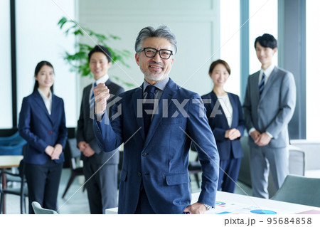 ガッツポーズをするビジネスパーソンのポートレート 95684858