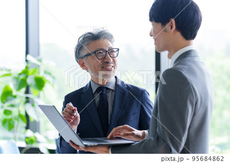 事務所で打ち合わせをするビジネスマン 事務所で打ち合わせをするビジネスマン 95684862
