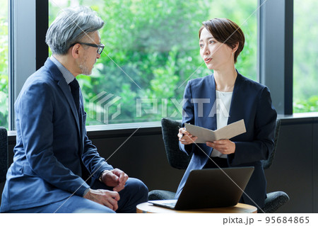 事務所で打ち合わせをするビジネスパーソン 事務所で打ち合わせをするビジネスパーソン 95684865