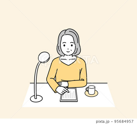 タブレットで電子書籍を読む中年の女性のイラスト 95684957