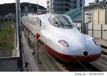 諫早駅を発車する西九州新幹線N700S系 95684965