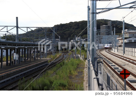 諫早駅を発車する西九州新幹線N700S系 諫早駅を発車する西九州新幹線N700S系 95684966