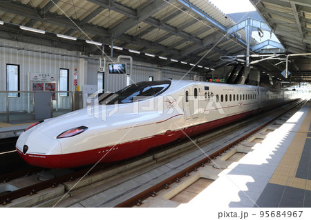諫早駅に停車中の西九州新幹線N700S系 95684967