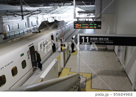諫早駅に停車中の西九州新幹線N700S系 95684968