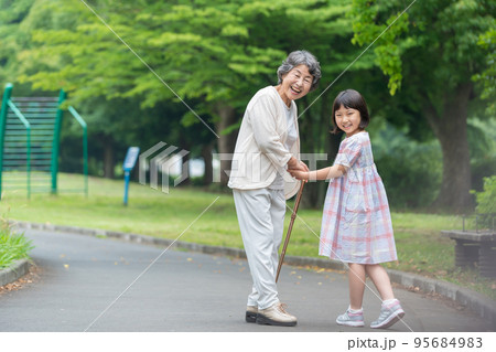 シニアの女性と小学生の女の子 95684983
