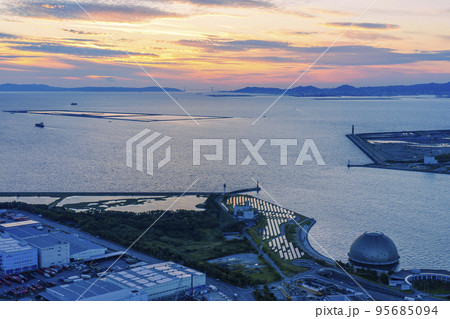 大阪府咲洲庁舎展望台から夕景の眺め　明石大橋・なにわの海の時空館 95685094