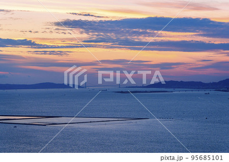 大阪府咲洲庁舎展望台から夕景の眺め　明石大橋 95685101