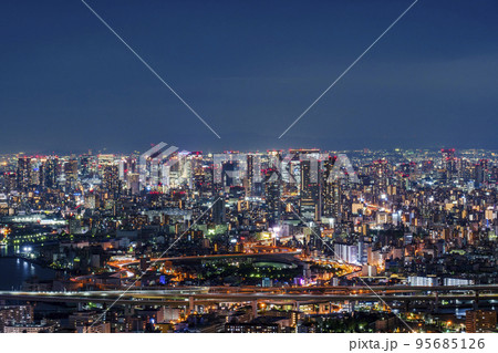 大阪府咲洲庁舎展望台から夜の眺め　大阪市街地方面 95685126