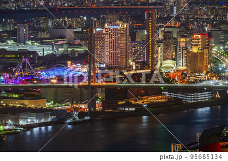 大阪府咲洲庁舎展望台から夜の眺め　ユニバーサルシティ方面 95685134