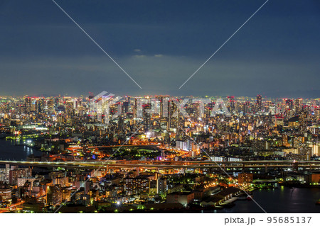 大阪府咲洲庁舎展望台から夜の眺め　大阪市街地方面 95685137