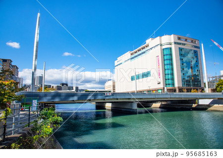 広島駅南側の駅前大橋周辺の市街地風景です。特徴的な柱状の塔やホテル、百貨店などが見えます。広島県 95685163