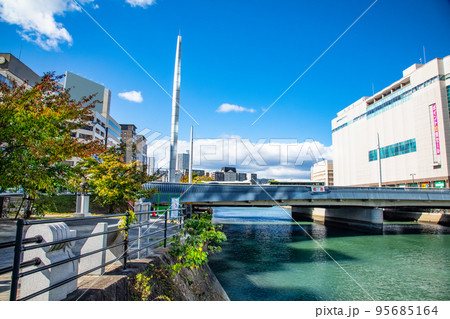 広島駅南側の駅前大橋周辺の市街地風景です。特徴的な柱状の塔やホテル、百貨店などが見えます。広島県 95685164